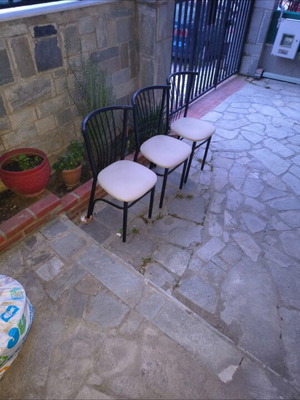 Set of 3 kitchen chairs like new, classic style