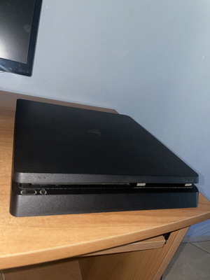 Sony PlayStation 4 Slim 500GB like new console