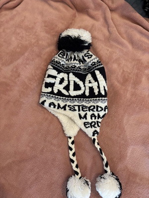 Robin Ruth Amsterdam hat like new with ear cover and pompom
