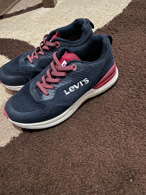 Levi's kids athletic shoes size 34 used blue