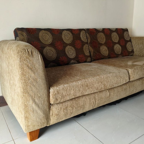 Three-seater sofa used with removable cushion fabrics and zipper issues