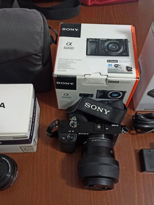 Sony α6000 με φακό Sigma 30mm f/1.4 Contemporary σαν καινούργιο, πλήρες πακέτο