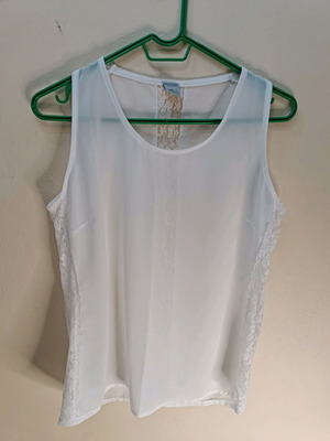 White Zebra sleeveless top like new with lace details