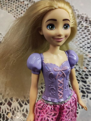 Disney Rapunzel doll used, Mattel, skirt not original