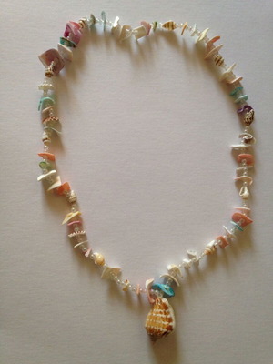Necklace with shells and beads multicolored used, 60 cm