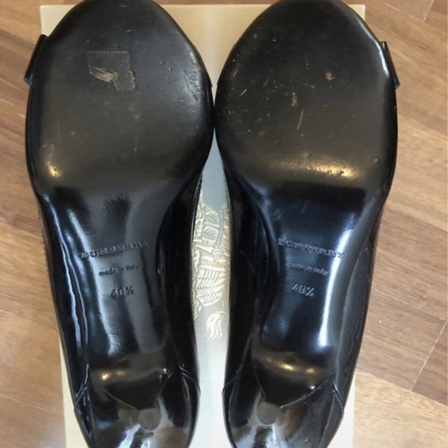 Burberry black patent leather pumps with metallic buckle like new