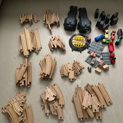 Train and railway toy used with 140 pieces