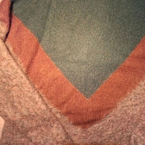 Yerse green pullover like new, size large but fits small