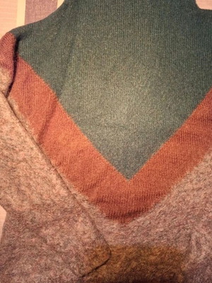 Yerse green pullover like new, size large but fits small