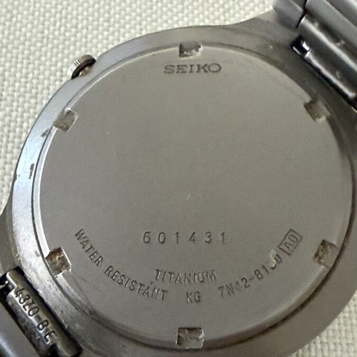 Seiko Titanium Quartz 7N42-8100 watch like new, black and silver