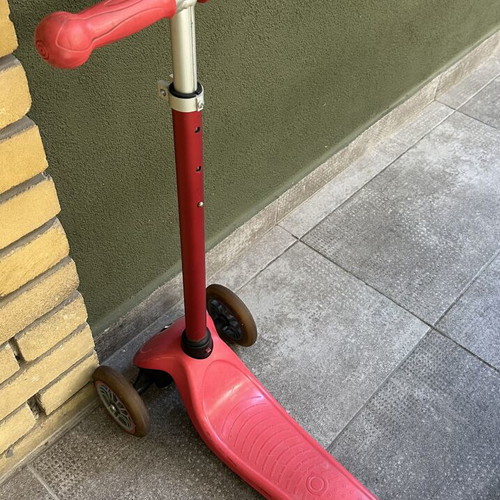 Globber children's three-wheel scooter, red