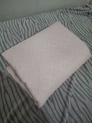 Quilted bed cover in soft pink