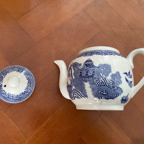 Blue Willow teapot from England like new