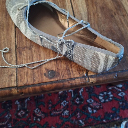 Elite lace-up ballet flats like new, silver with strass
