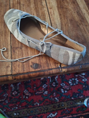 Elite lace-up ballet flats like new, silver with strass