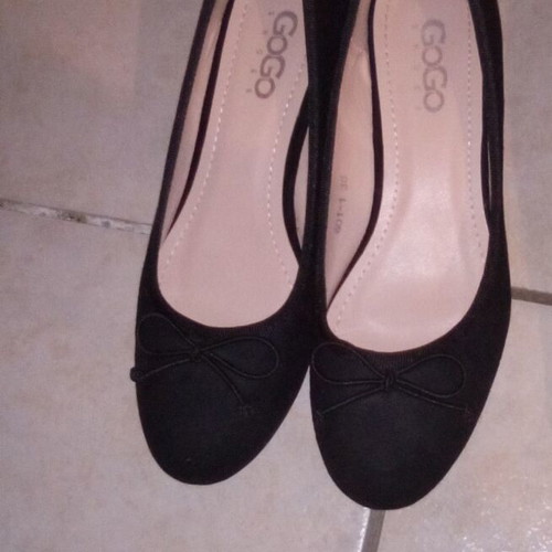 GoGo Shoes black suede pumps size 38 used with bow