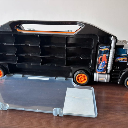 Hot Wheels Truck like new, holds many cars
