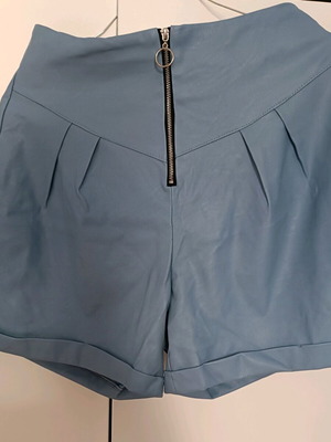 Σορτς δερματίνι baby blue σαν καινούργιο, μέγεθος M 38-40
