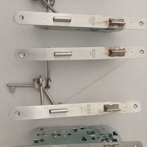 Locks and door handles set like new, pack of 5