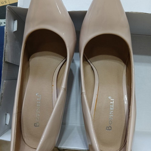 Botinelli cream patent leather pumps size 36 like new