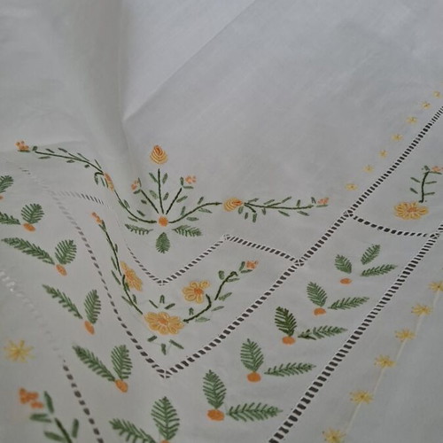 White tablecloth with embroidery and 12 napkins new 170×220