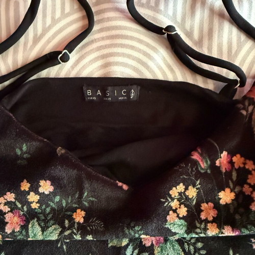 Velvet sleeveless blouse Stradivarius like new, black with colorful flowers