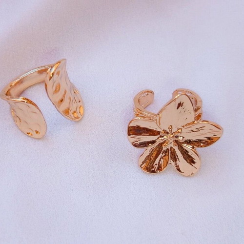 Set of 2 gold rings.