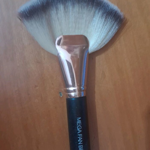 Makeup brush like new Mega Fan Brush