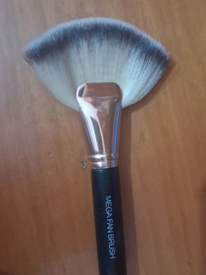 Makeup brush like new Mega Fan Brush