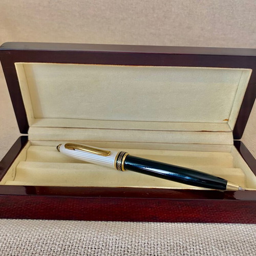 Pen and pencil set like new with wooden case and gold details