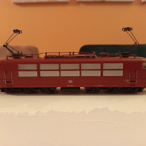 Lima BR 103 and I.C. wagons used train set