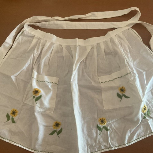 Retro kitchen apron white with 2 pockets and sunflower embroidery new