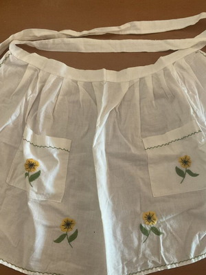 Retro kitchen apron white with 2 pockets and sunflower embroidery new