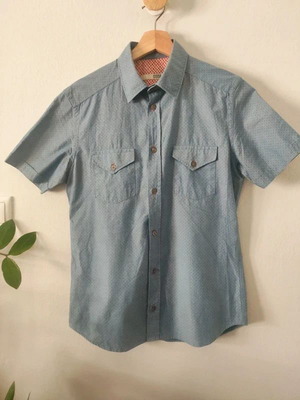 DOOA men's short sleeve shirt like new, size S, blue with red dots, cotton