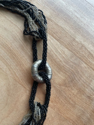 Black and white necklace like new