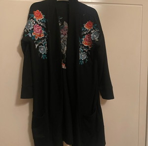 Μαύρη ζακέτα με 3/4 μανίκι και κέντημα River Island size s