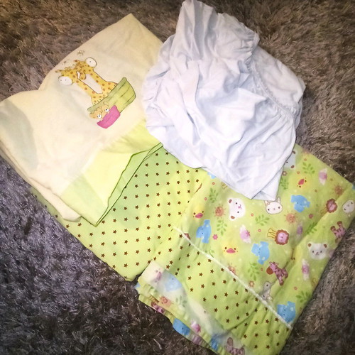 Baby sheets like new, pack of 4, with elastic