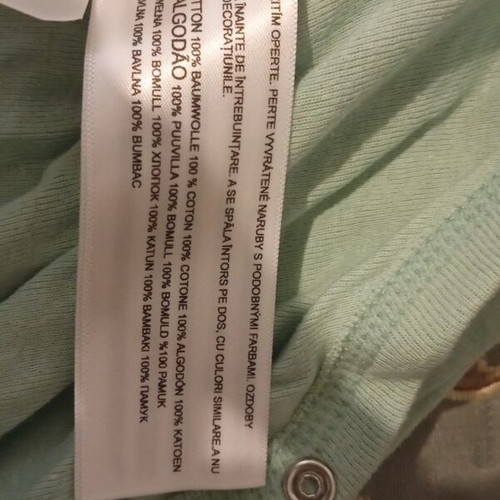Carter's baby bodysuits like new, pack of 2 for 9 months
