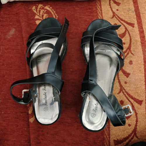 Fantastic Pair sandals size 39 used, black and silver