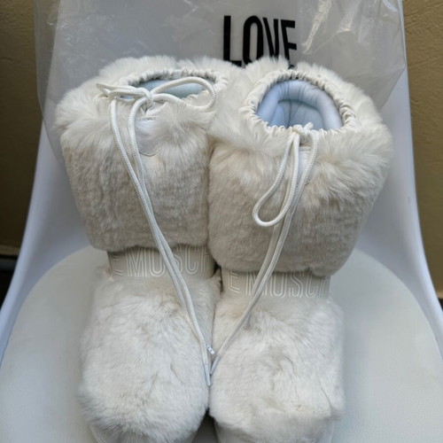 Love Moschino snow boots new, white, size 39