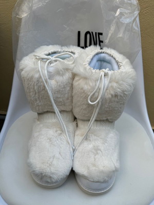 Love Moschino snow boots new, white, size 39
