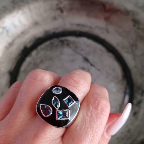 Loisir silver ring in excellent condition with black enamel and blue zircon