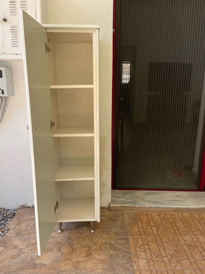 Ντουλαπάκι με ράφια λευκό, σε πολύ καλή κατάσταση, μεταλλικά ποδαράκια