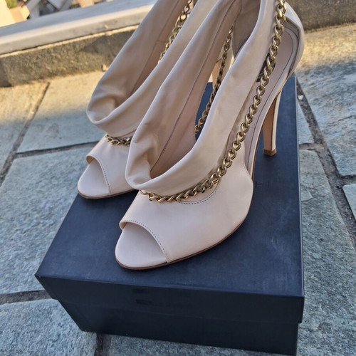 Elisabetta Franchi Celyn b. leather peep-toe heels with chain, size 36, nude