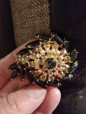 Vintage women's brooch like new