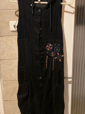 Φόρεμα Attrattivo μαύρο κοτλέ με κουκούλα, μεταχειρισμένο, μέγεθος Small