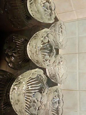 Crystal embossed ice cream and fruit bowls set new