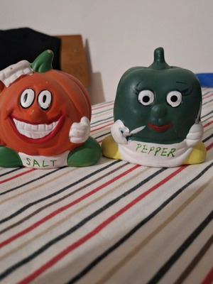 Salt and pepper shakers shaped like pumpkin and pepper like new