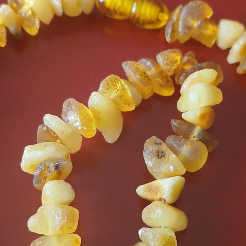 Necklace with unbreakable amber, 42 cm, like new