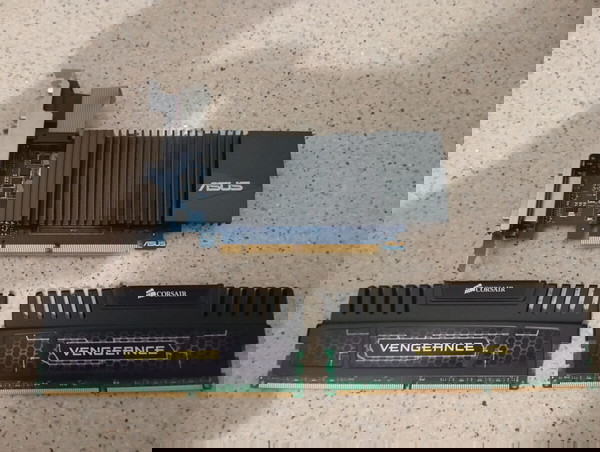 Δύο Μνήμες  8x2 GB DDR3 1600MHz και κάρτα γραφικών GT710